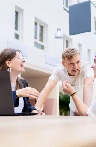 Drie vt studenten in atrium 3