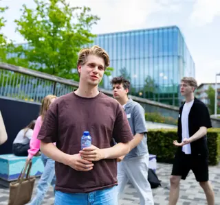 groepje buiten focus blonde jongen