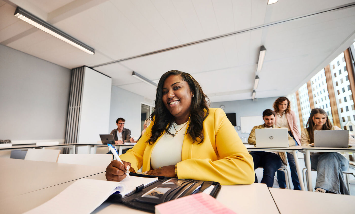 Header afbeelding DT vrouw met blazer in lokaal